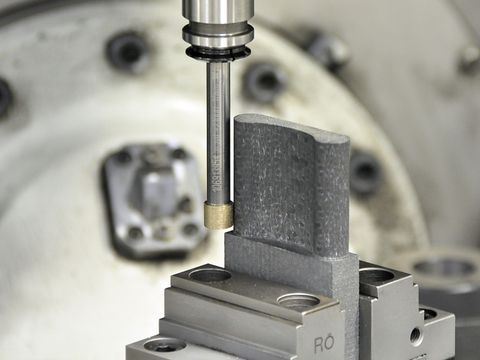 Detailaufnahme einer Metallverarbeitungsmaschine