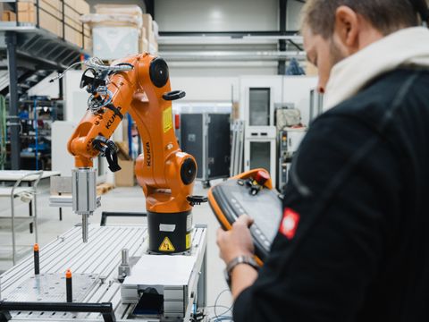 Ein orangener Roboterarm