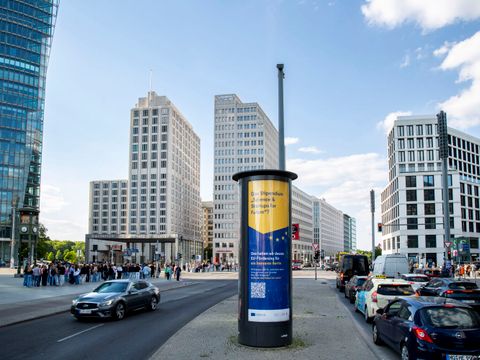 Eine Litfaßsäule mit Werbung in der Berliner Innenstadt, Potsdamer Platz