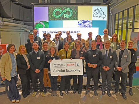 Ein Gruppenbild und ein Schild Circular Economy