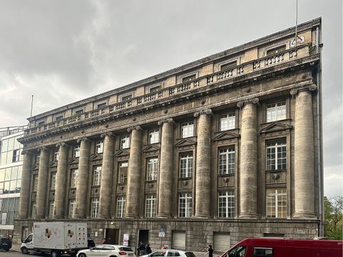 Eine Gebäudeaussenansicht mit historischer Fassade