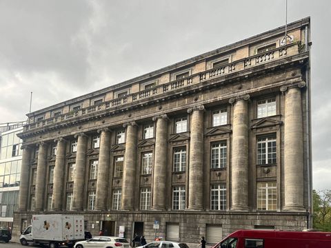 Ein Gebäude vor dunklem Hintergrund