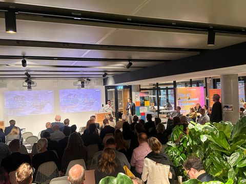 MPI Konfernz, viele Leute schauen einem Render am Pult zu