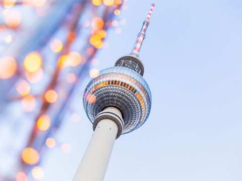 Berliner Fernsehturm mit Lichtern