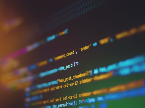 Farbiger Computercode auf einem Bildschirm