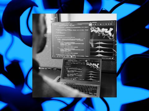 Zwei Monitor mit Code und Visualisierungen