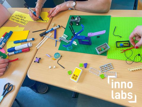 Tisch mit Bauteilen für innovaties Arbeiten