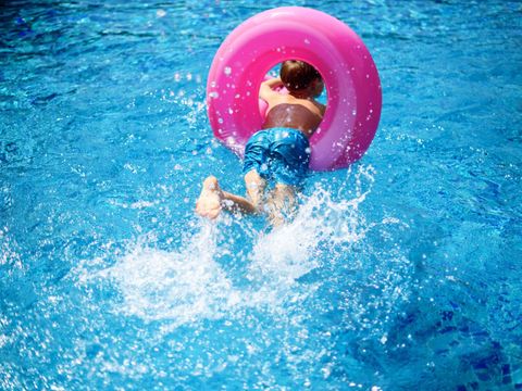 Kind mit einen Schwimmring im Pool
