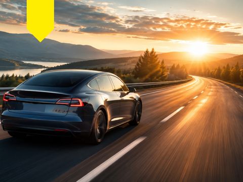 Auto fährt auf einer Straße mit Landschaft im Hintergrund