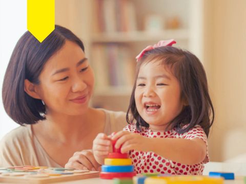 ein-kind-beim-spielen-mit-ihrer-mutter
