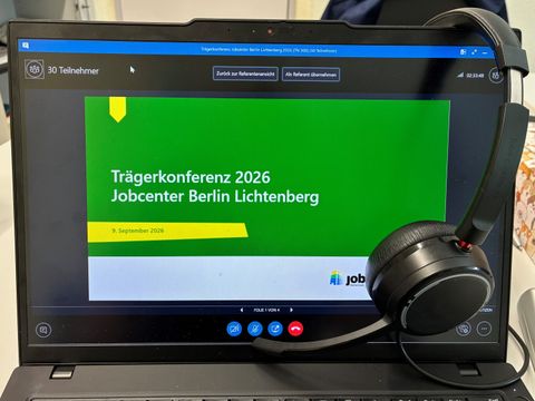 Laptop mit der Präsentation der Trägerkonferenz 2026