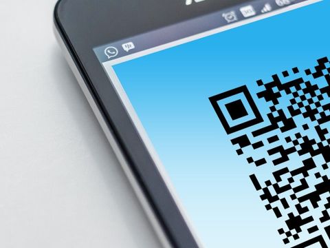 QR-Code wird auf einem Smartphone-Display angezeigt