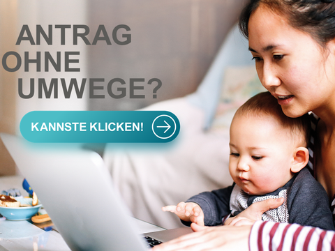 Eine Frau mir ihrem Baby auf dem Arm sitzt vor einem Laptop