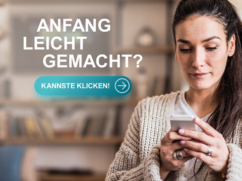 Eine Frau sitzt am Tisch und schaut auf ihr Handy