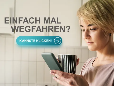 Eine Frau schaut auf ihr Handy
