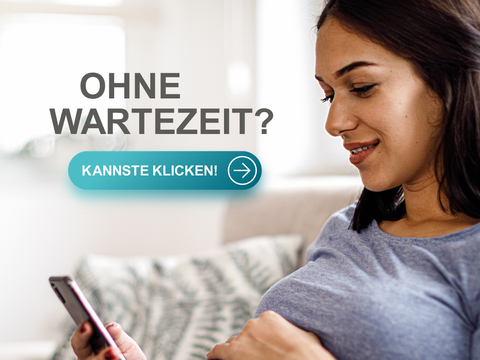 Eine schwangere Frau schaut auf ihr Handy