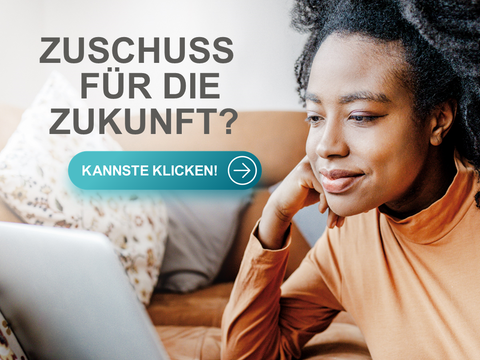 Eine Frau sitzt am PC