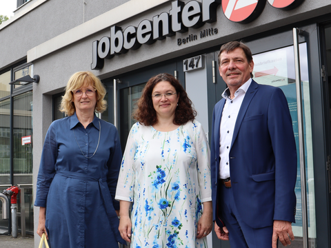 Andrea Nahles (Mitte) mit Dr. Ramona Schröder (Vorsitzende der Geschäftsführung, Regionaldirektion Berlin-Brandenburg der Bundesagentur für Arbeit) und Lutz Mania (Geschäftsführer des Jobcenter Berlin Mitte).