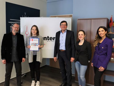 v.l.n.r.: H. Schmidt (Arbeitsvermittler), Annika Klose (MdB/ SPD), Lutz Mania (Geschäftsführer des Jobcenter Berlin Mitte), S. Michaelis (Wissenschaftliche Mitarbeiterin von Fr. Klose), A. Kilinc (Arbeitsvermittlerin)