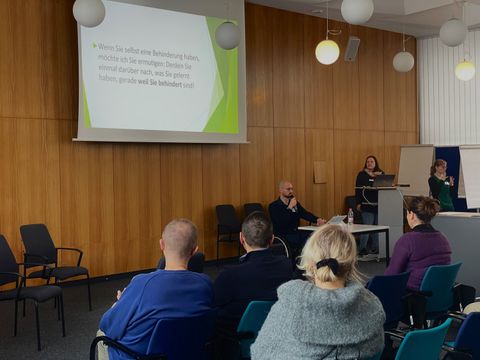 Vortrag zum Thema Behinderung mit Redner und Gebärdendolmetscherin