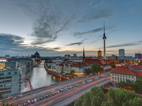 Das Zentrum von Berlin in der Abenddämmerung