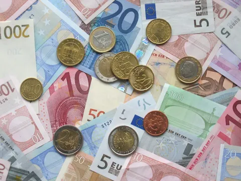 Geldstücke und Banknoten