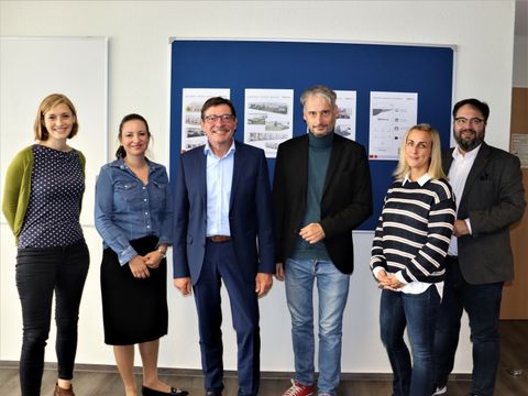 Auf dem Bild: Hanna Steinmüller (MdB, Bündnis 90/Die Grünen), Dr. Maren Jasper-Winter (MdA, FDP), Lutz Mania (Geschäftsführer Jobcenter Berlin Mitte), Christoph Wapler (MdA, Bündnis 90/Die Grünen), Daniela Fritz (BVV, CDU), Olaf Lemke (BVV, CDU)