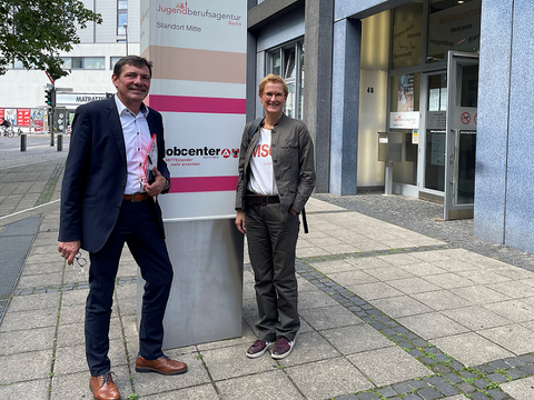 Fr. Dr. Yvonne Kaiser (BMAS) und Herr Mania (Geschäftsführer des Jobcenter Berlin Mitte) vor der JBA