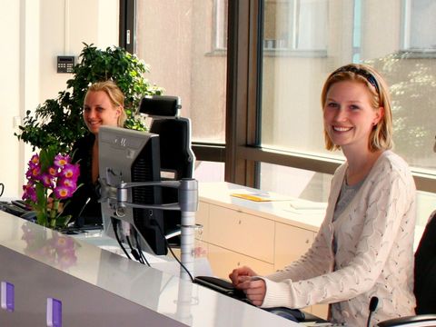 Eingangszone, Empfang, Frau am Computer