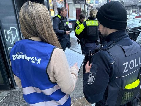 Mitarbeiter des Jobcenters und des Zolls arbeiten gemeinsam