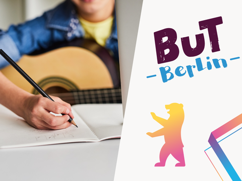 Kind mit Gitarre am Tisch