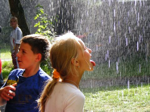 Kinder spielen
