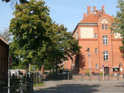 Annahmestelle vor der Außenmauer der Anstalt