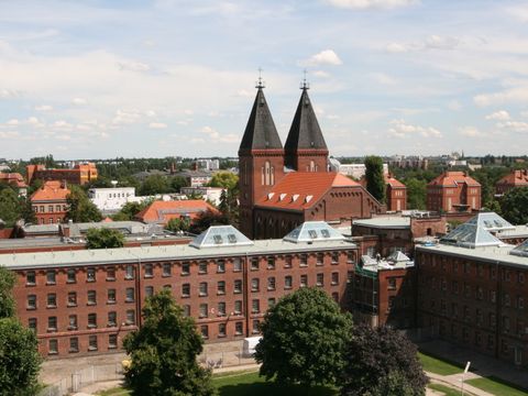 Panoramabild mit Blick auf Teilanstalt II und Anstaltskirche