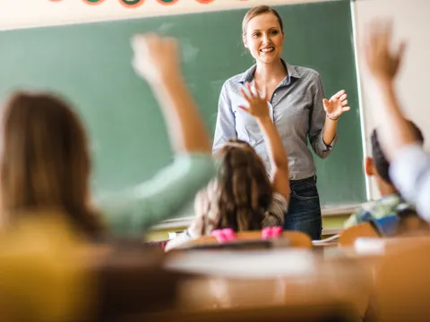 Lehrerin vor der Klasse