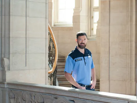Justizvollzugsbeamter im Gerichtsgebäude