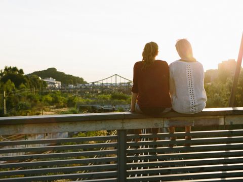 Berlin, zwei Frauen sitzen auf einem Geländer