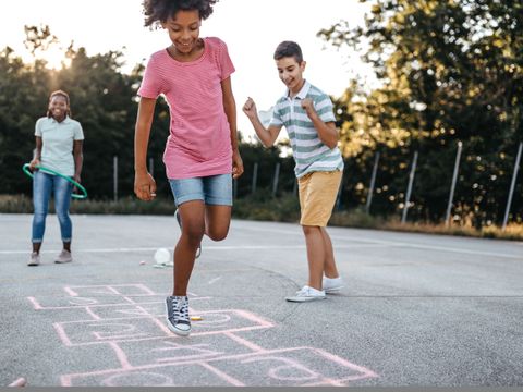 Gruppe diverser Kinder beim Spielen