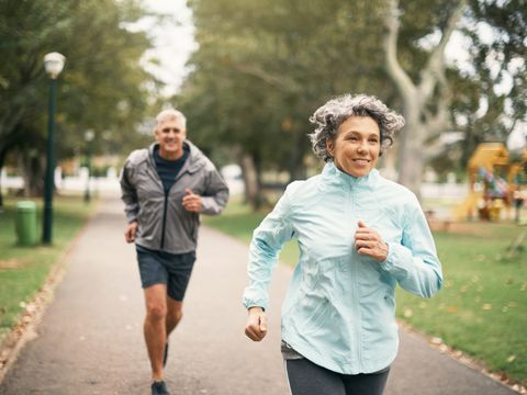 Joggerin und Jogger im Park