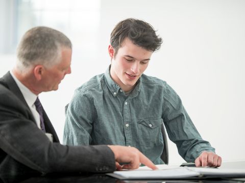 ein Student und ein Mann in einer Besprechung