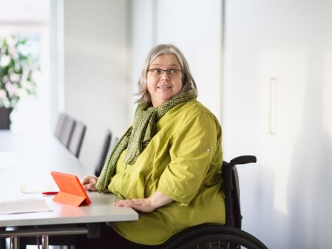 Frau im Rollstuhl im Büro