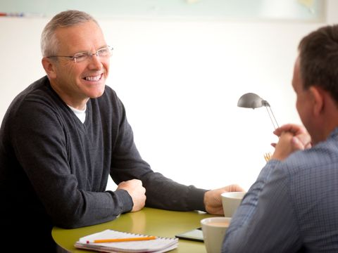 ein Student und ein Mann in einer Besprechung
