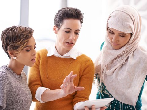 diverse Gruppe von Frauen während einer Besprechung