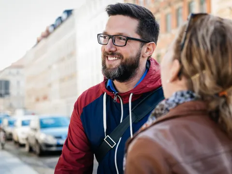 Mann und Frau unterhalten sich auf der Straße