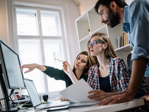 Gruppe Studierende arbeitet zusammen
