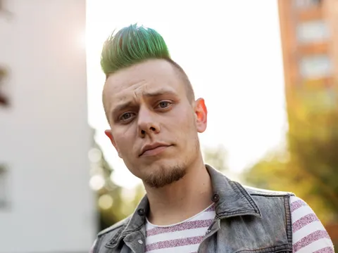 Portrait eines jungen Mannes mit Irokesenschnitt