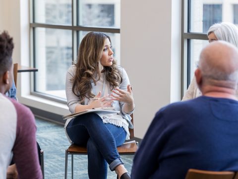 Psychologin spricht in einer Gruppe von Patienten
