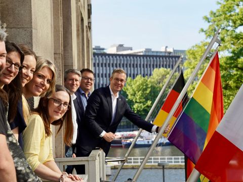 Hissen der Regenbogenflagge