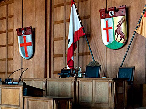 Pult im BVV-Saal im Rathaus Tempelhof-Schöneberg