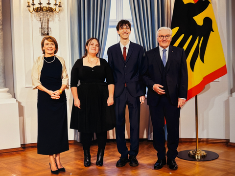 Die KJP'ler_innen Leia und Spirou mit dem Bundespräsidenten und seiner Frau Elke Büdenbender